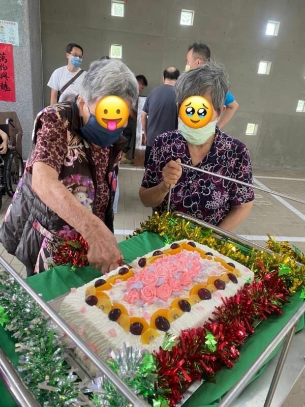 銀寶的廚師製作芋泥蛋糕，為長輩慶生。.(圖片來源/ 銀寶)