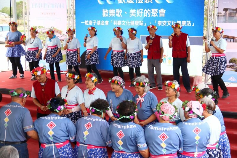 與太平村相鄰的一粒麥子基金會利嘉、泰安文化健康站長輩吟唱卑南族傳統歌謠「美好的聚會」，一起牽手跳圓圈舞。(圖片來源/東基醫療財團法人)