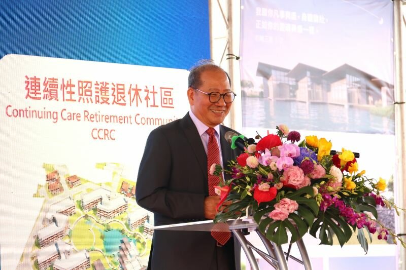 東基醫療財團法人執行長呂信雄說明「日昇月好海岸村」的特色。(圖片來源/東基醫療財團法人)