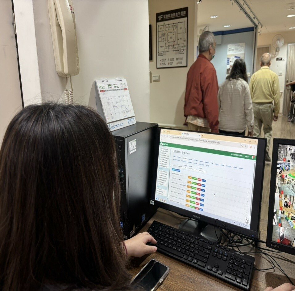 長照機構應用數位健康平台進行遠端健康監控分析。(圖片來源/王卿凌)