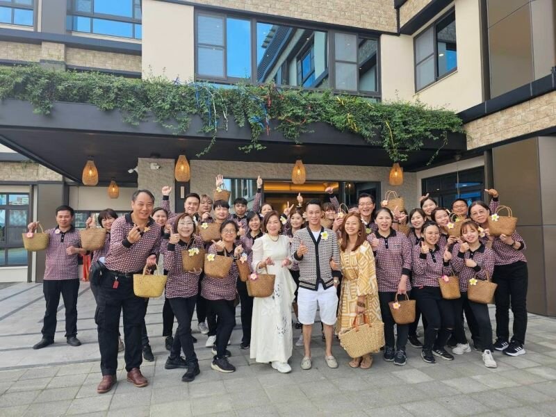   嘉仁住宿長照機構團隊，中間為董事長劉俊鴻。(圖片來源/劉嘉修醫療照護體系)
