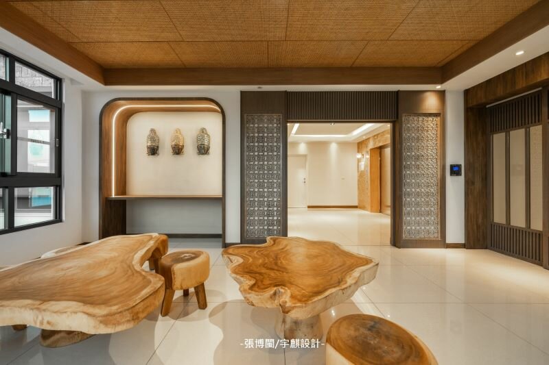 機構內的色彩以大地色系為主，所有家具、擺飾都來自峇里島。(圖片來源/劉嘉修醫療照護體系)