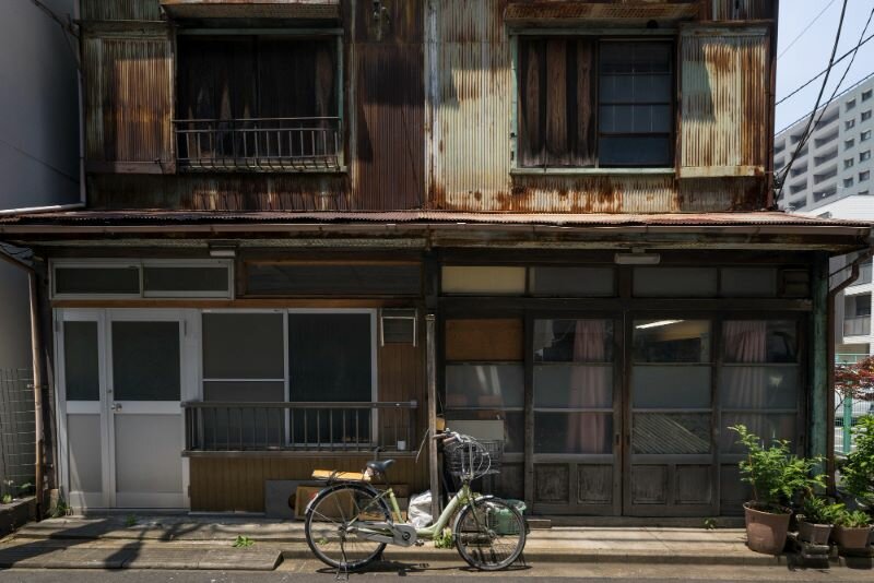 2025年台灣正式邁入「超高齡社會」，全台超過55萬高齡者居住在無電梯老舊公寓中，「人屋雙老」議題亟需因應。(圖片來源/freepik)
