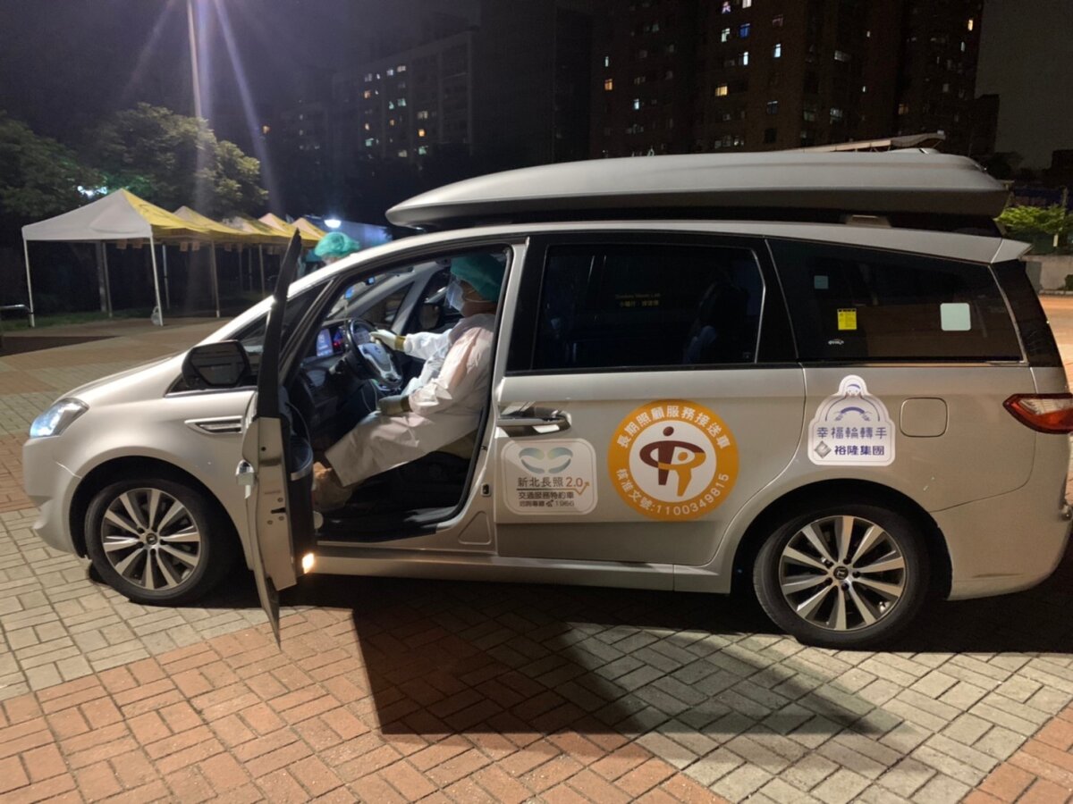 新北長照專車的無名英雄司機，讓每一台車都成為暗黑疫情中的一盞微光。(圖片來源/台灣微光行動協會)