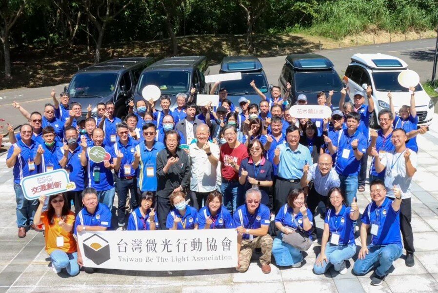 現任逢甲大學公共事務與社會創新研究所並擔任共享長照交通平台創辦人的侯勝宗教授，培訓計程車司機，協助轉型為更具社會責任和專業能力的工作者。(圖片來源/台灣微光行動協會)