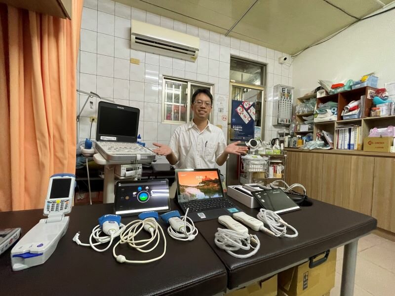 診所配備多款可攜式超音波和心電圖儀器，提供居家醫療診治使用。（圖片來源/戴淨妍）