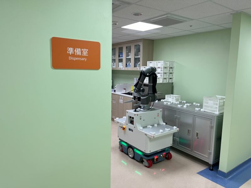 運用導引等科技，機器人能在醫療照護場域環境導航行走，運送汙衣或消毒等勞力工作。（圖片來源/慧誠智醫）