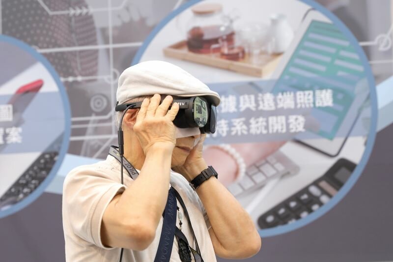 近年政府積極以政策與資源推動照顧科技發展，鼓勵機構導入智慧照顧設備與資訊系統，協助降低轉型門檻、加速數位升級。(圖片來源/侒可傳媒)