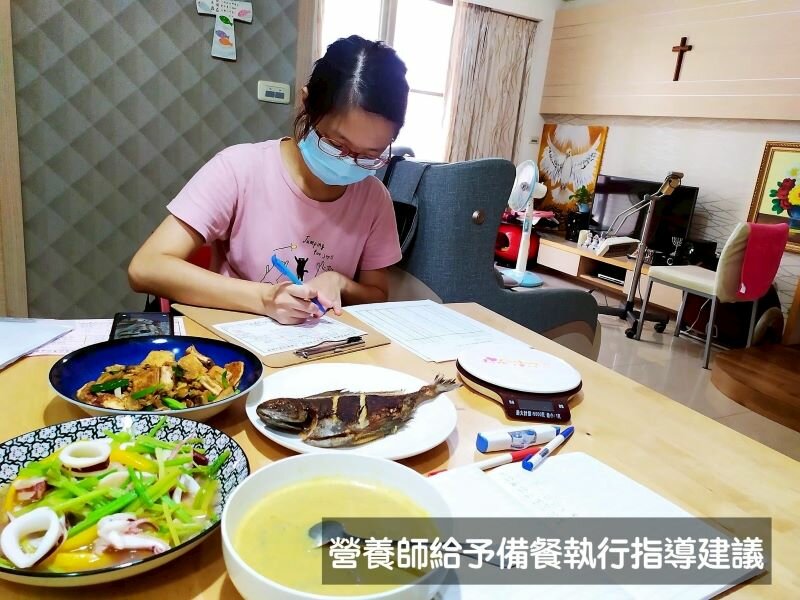 營養師至長輩家中給予備餐執行指導建議。（圖片來源/瑞之盟）