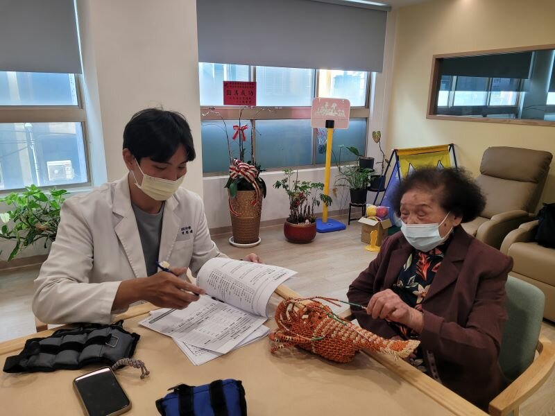 職能治療師在日照做個案評估。（圖片來源/瑞之盟）