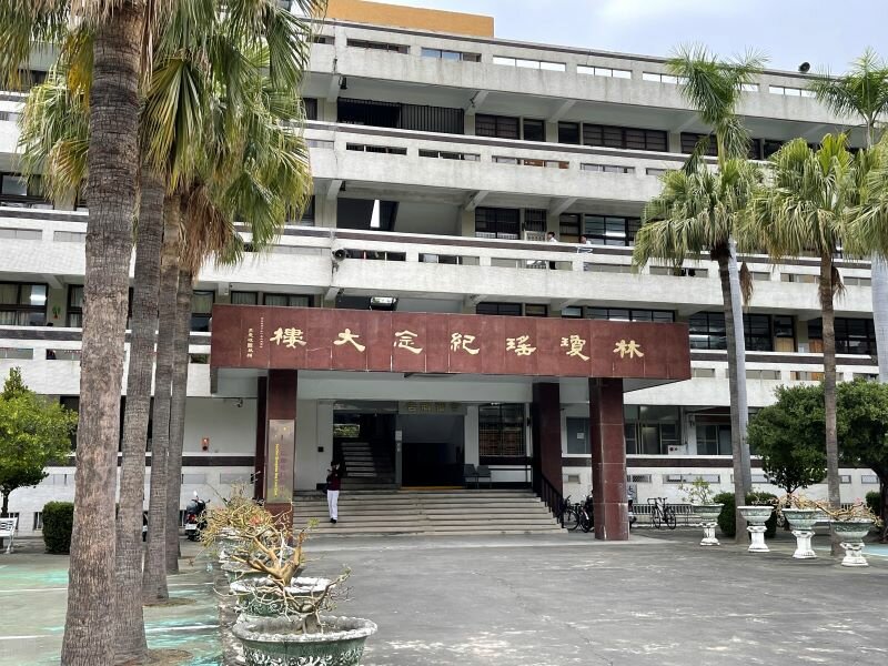 三信瓊瑤日照設立於校內建築的一樓。