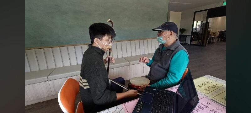  音樂治療師與長輩一對一互動。