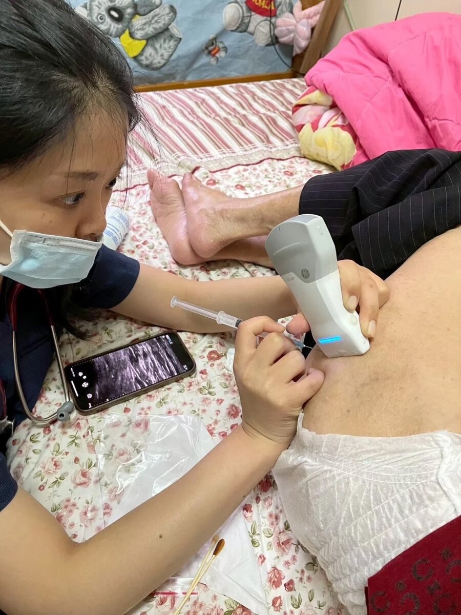 員郭醫院團隊攜帶超音波設備，到個案家中服務。(圖片來源/員郭醫院)