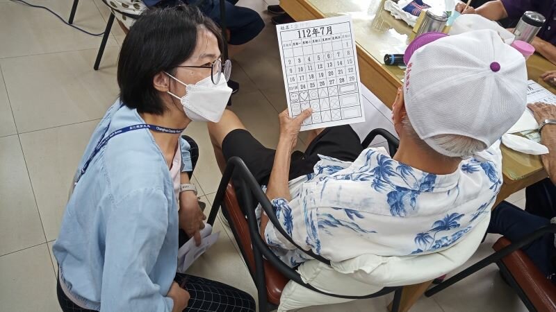 治療師到日照中心裡做復能評估。（圖片來源/彰化縣政府）