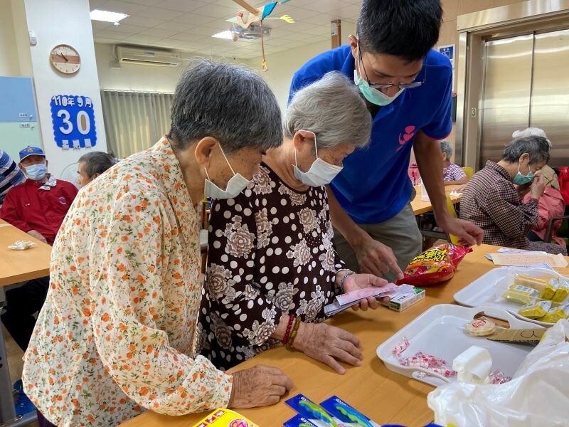 日照中心的長輩完成復能任務，可獲得虛擬的紙幣，用於兌換物品。（圖片來源/謝彥緯）