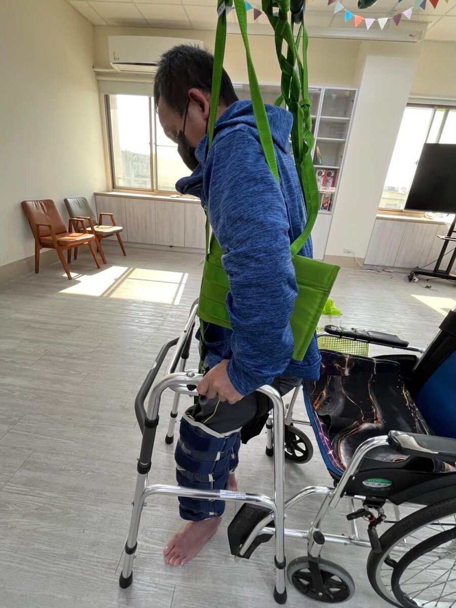 日照中心設置懸吊復健設備，訓練長輩行走能力。（圖片來源/謝彥緯）