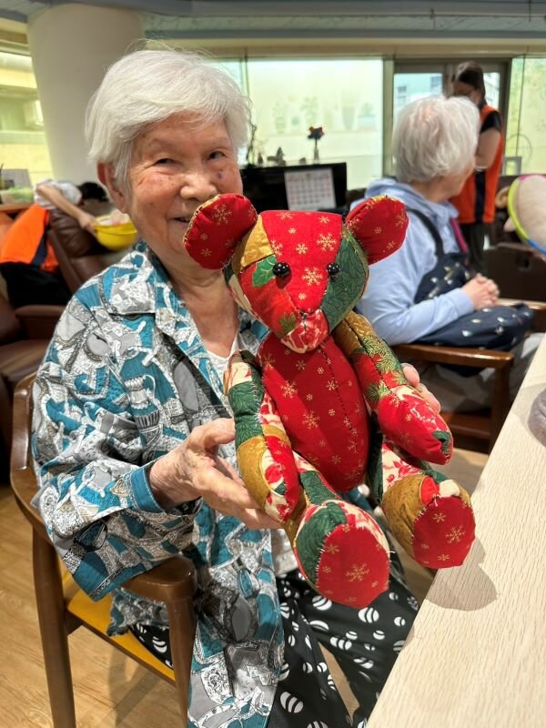 95歲阿金奶奶手巧眼力好，是拼布高手。（圖片來源／洪莉茜）
