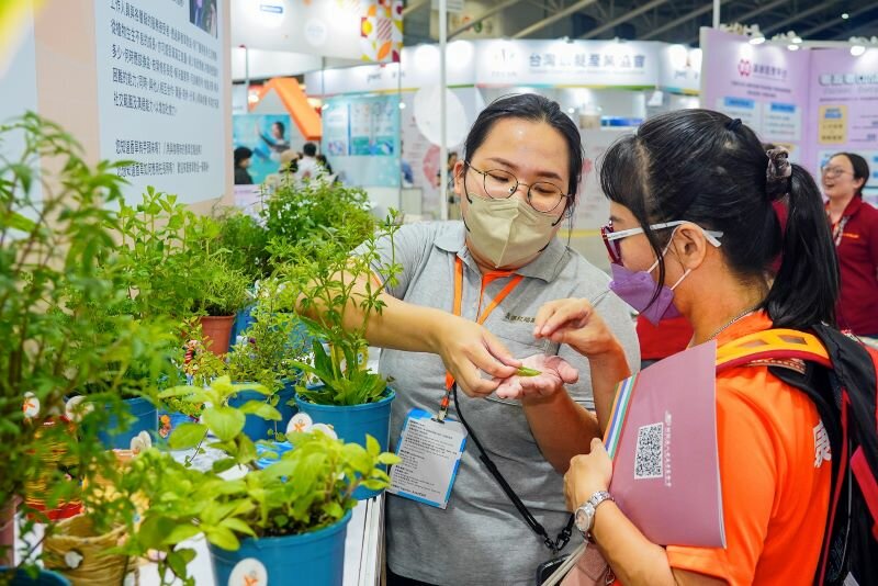 Cares Expo現場亦可見各式非藥物療法，近年綠色療癒力正夯。(圖片來源/侒可傳媒)