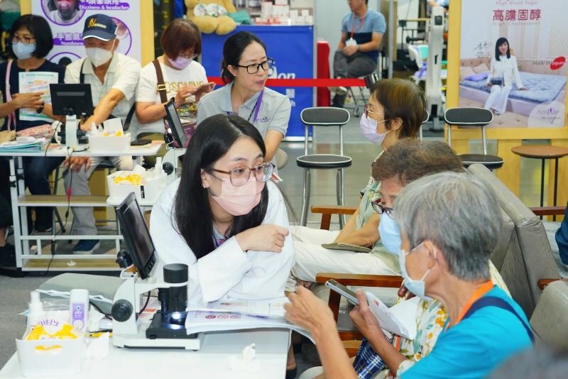 今年展場現場規劃全新觀展動線，結合健康檢測與互動式照顧體驗。(圖片來源/侒可傳媒)