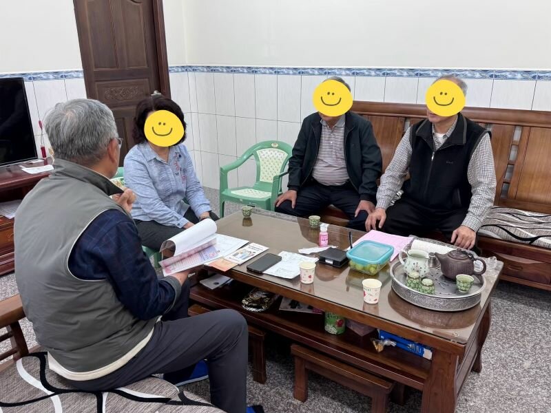 員郭醫院居家醫療團隊與家屬溝通個案狀況。（圖片來源/員郭醫院）