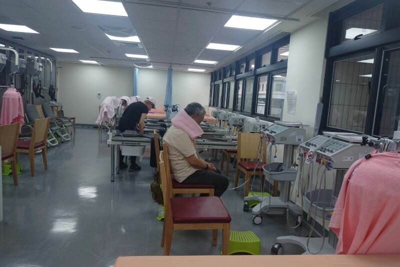 信義廣慈長照機構所在大樓，一樓是聯醫門診，二樓整層為復健中心，住民下樓就復建。（攝影/王雪玲）