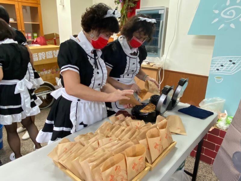 平均70歲的高齡志工開著「爺奶咖啡車」走入偏鄉，泡咖啡、做鬆餅，用學到的技能服務其他長輩。(圖片來源/台東縣社會處)