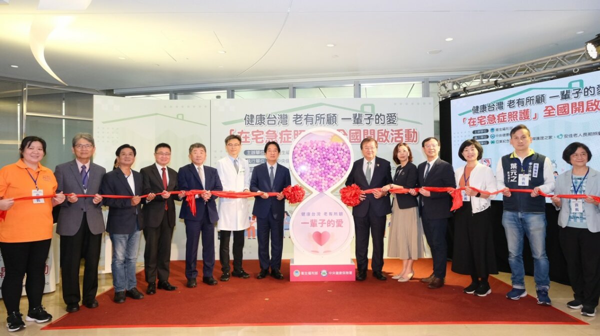 ↑衛福部推動在宅急症照護試辦計畫。右五為衛生福利部次長林靜儀(圖片來源/衛生福利部)