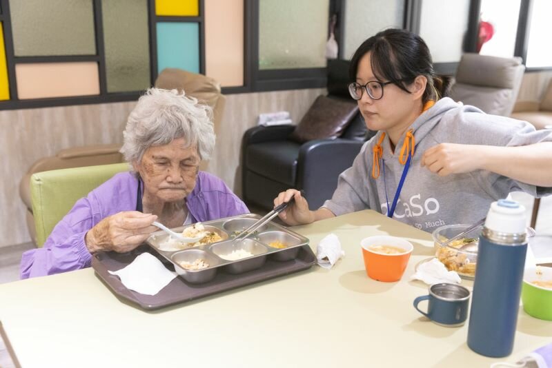 要讓長輩吃得開心，每個長輩喜歡或適用餐具不同，都是試了多次才選擇長輩喜歡且好用的餐盤。(攝影/王永村)