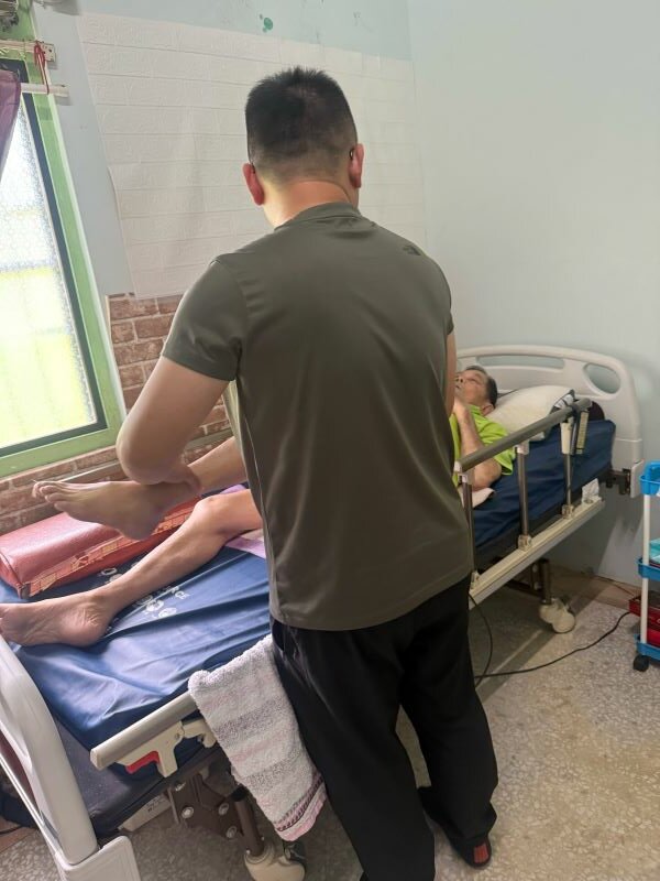 到居家協助臥床病人復健復能。(圖片來源/陳峰毅)