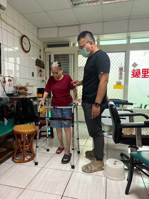 陳峰毅到偏鄉做居家復健復能。(圖片來源/陳峰毅)