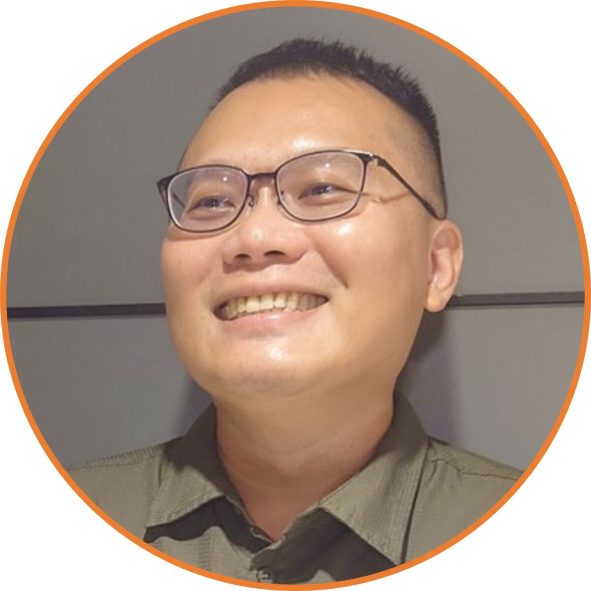 康毅治療所所長陳峰毅