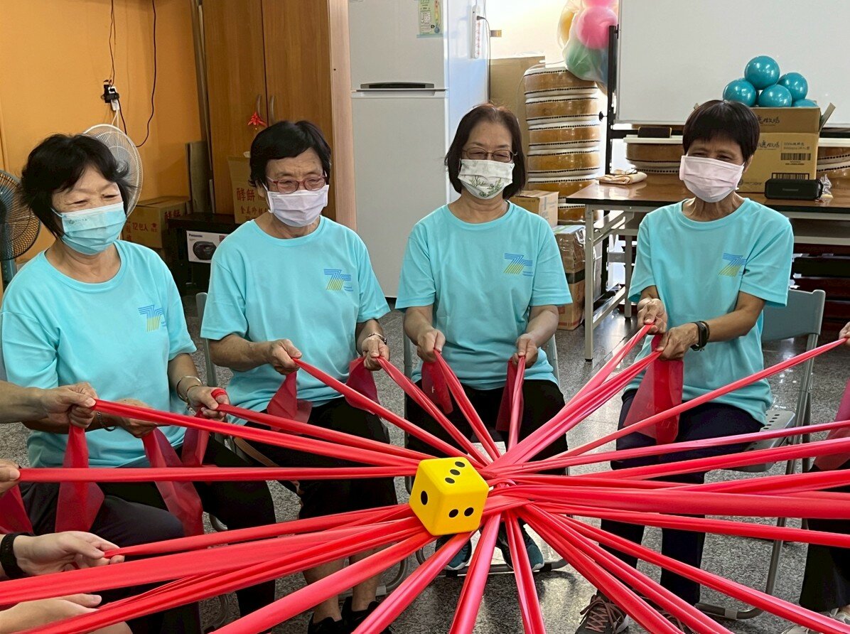 社會處透過「樂齡體適能運動暨延緩失能照護計畫」，巡迴輔導社區據點帶站人員考取相關證照。（圖_台東縣社會處）