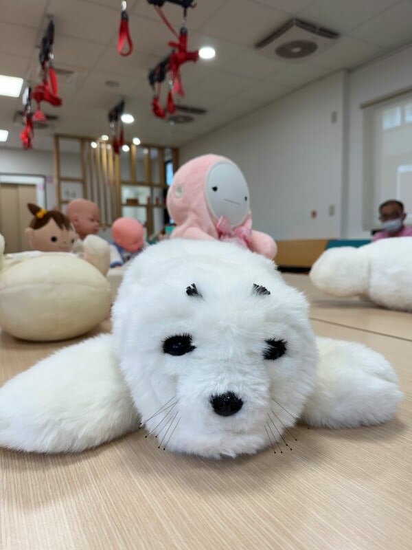 電子寵物輔療對於失智長輩有良好效果，除了陪伴作用，更能在長輩焦躁時刻穩定情緒。(攝影/王品涵)