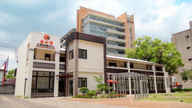 謙和賀為兩層獨棟建築，戶外綠地佔地廣大，環境舒適且自在。(攝影/王品涵)