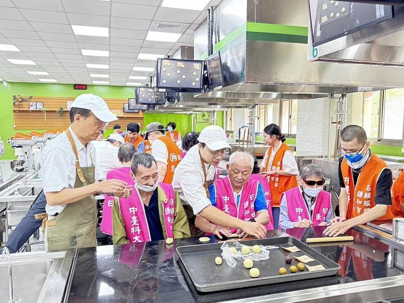 食科系的教授與學生，加上服務志工，帶領長輩一起動手做烘焙。(圖片來源/謙和賀日照中心)