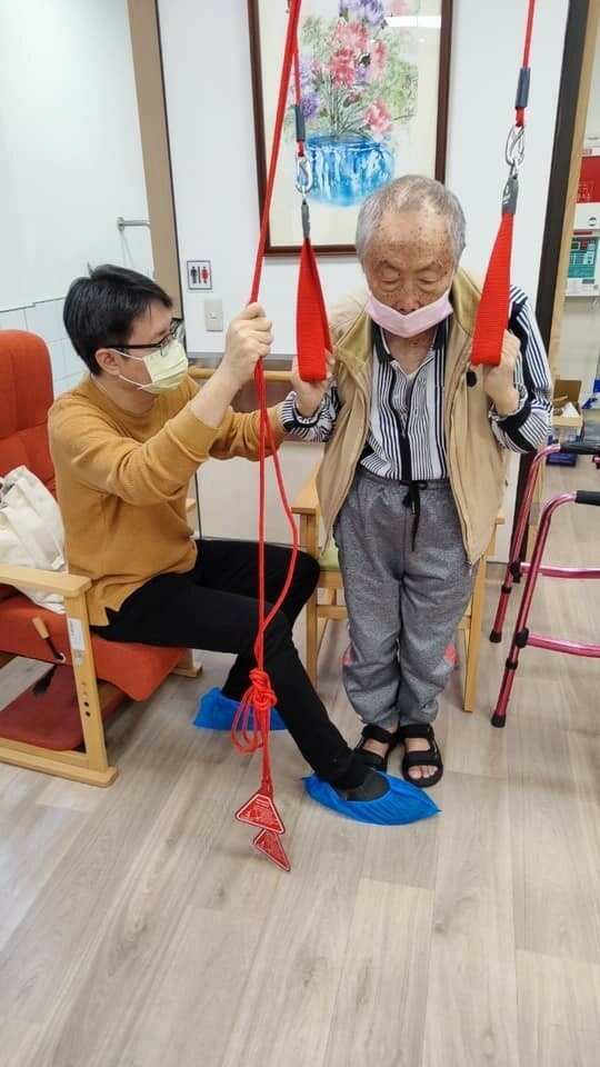 引進挪威12台紅繩懸吊系統，邀請具有治療師資格的校內老師協助長輩復能訓練，同時也培養人力。(圖片來源/謙和賀日照中心)