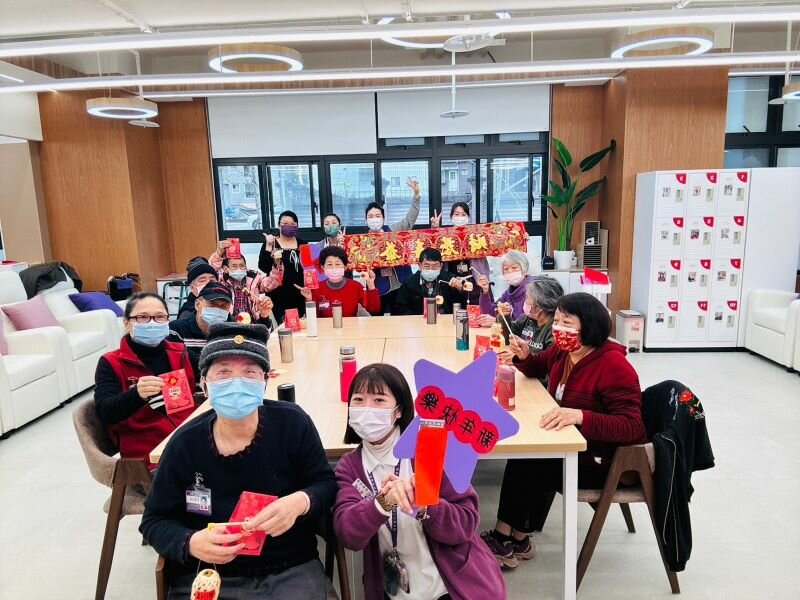圓石會搭配節日設計課程，讓長輩也充滿過節氣氛。(圖片來源/圓石社區長照機構)