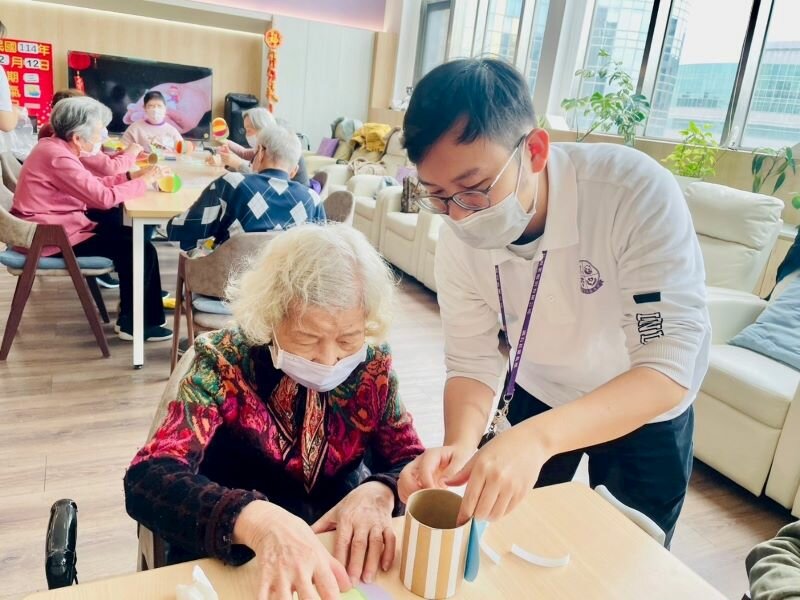 課程多元，訓練手作精細能力，也能讓長輩獲得成就感。(圖片來源/圓石社區長照機構)