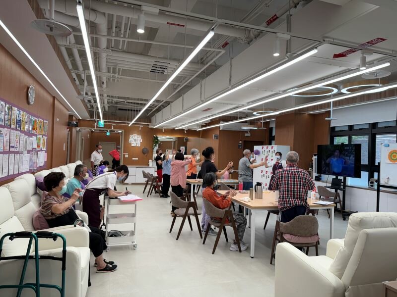早操時間長輩正在跳五行健康操，強調體能活動，能增進食慾與營養。(圖片來源/圓石社區長照機構)