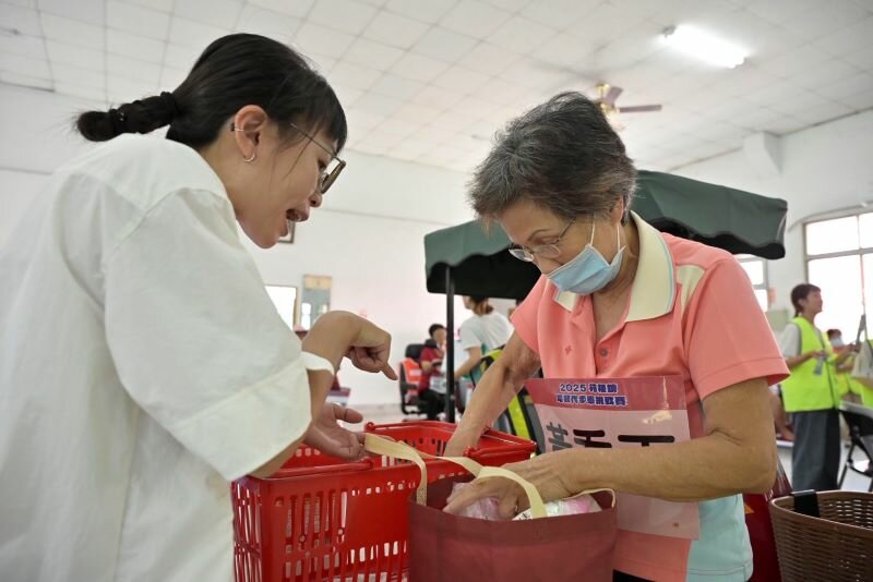 為推廣安全用路知能，設計情境闖關並邀請不同領域的專業人士擔任評審。(圖片來源/苑裡鎮公所)