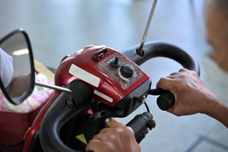 親友可在事前觀察長者習慣，根據使用需求改造代步車，例如加裝反光鏡、電風扇等，加強安全與舒適度。(圖片來源/苑裡鎮公所)