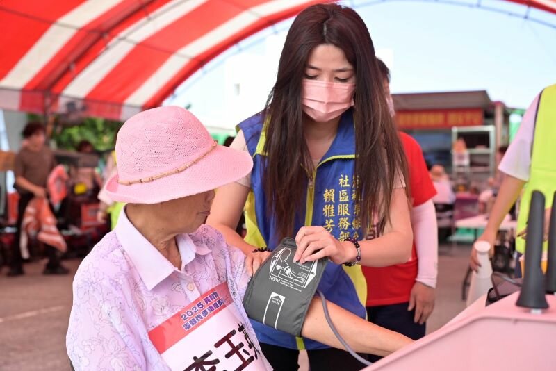 75歲的李玉英阿嬤則由兒子代為報名，希望讓媽媽看見有更多年紀更大的人都在騎電動代步車，恢復活躍的社會參與。(圖片來源/苑裡鎮公所)