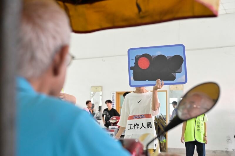 為推廣安全用路知能，設計情境闖關並邀請不同領域的專業人士擔任評審。(圖片來源/苑裡鎮公所)