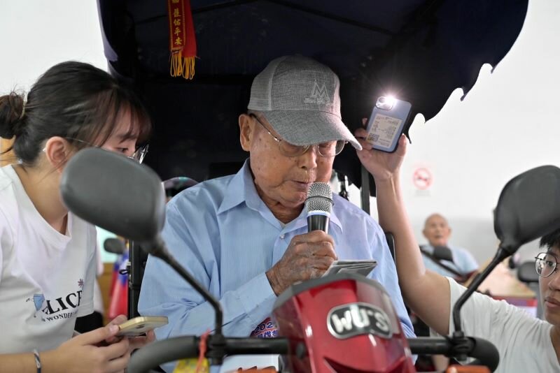 挑戰賽由最高齡為93歲的高水彬阿公擔任運動員宣誓代表，為活動揭開熱鬧的序幕。(圖片來源/苑裡鎮公所)