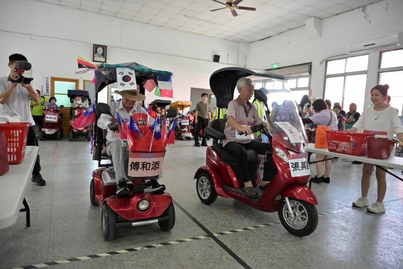 本次銀髮族電動代步車挑戰賽設計分為「多元挑戰組」與「共融改造組」兩大賽程供參賽者報名。(圖片來源/苑裡鎮公所)