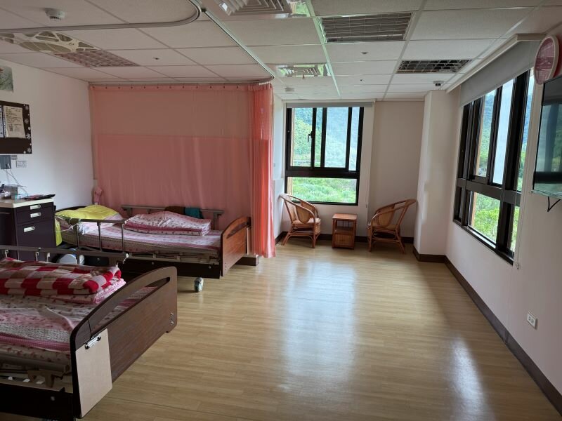 房型為雙人與三人房為主，床位面景，視野開闊舒適。