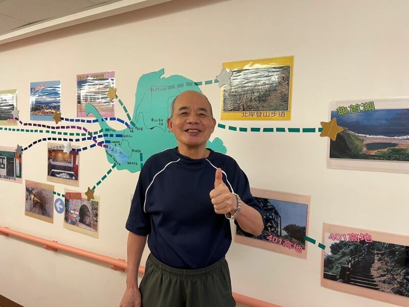 牆面上是黃伯伯去龜山島的圓夢計畫，悠活協助住民因夢想而自立。(圖片來源/悠活住宿長照機構)