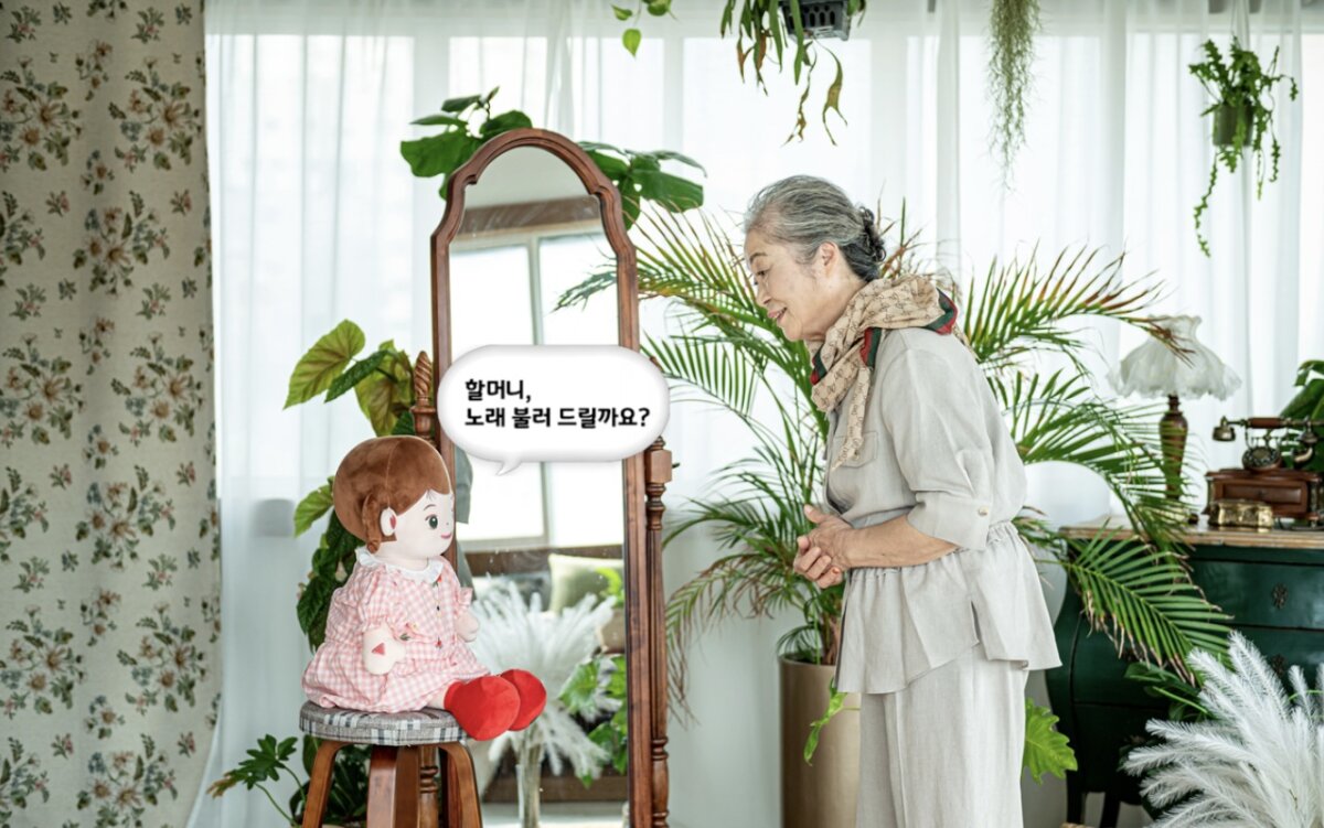 南韓政府推動「AI孫子」Hyodol智能娃娃，已在全國分送超過1.2萬個娃娃，陪伴獨居與失智長者。（圖片來源／翻攝自Hyodol官網）