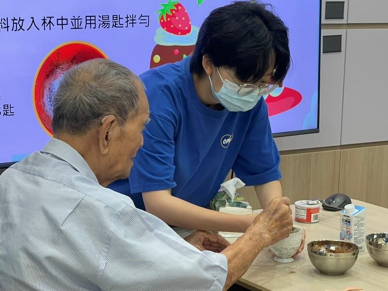 台灣居護日照機構內，長輩正在製作高蛋白布朗尼。(圖片來源/台灣居護)