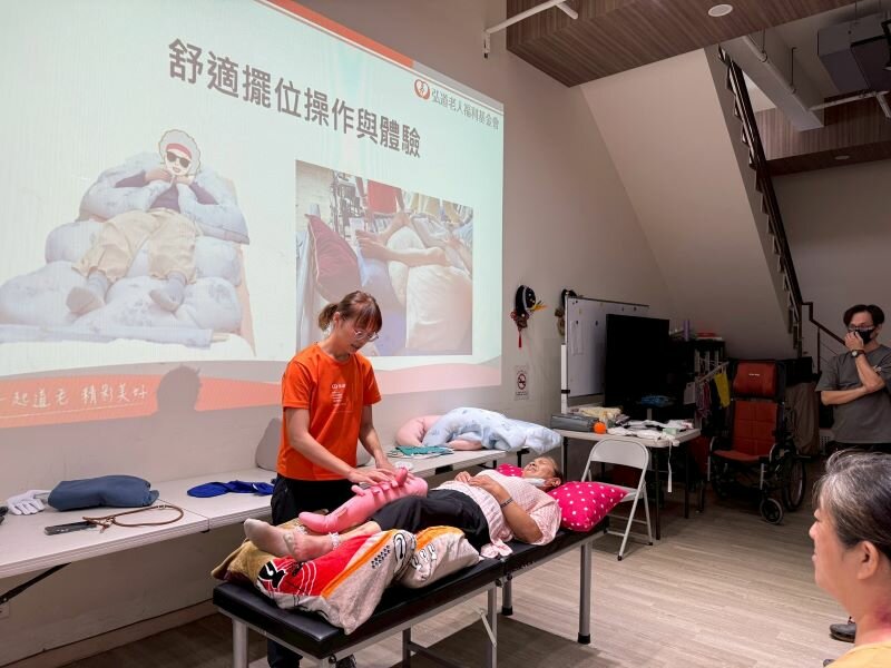 弘道基金會透過教育訓練讓員工有職涯發展，學習專業方法如自立支援、認知優能與舒適照顧等。(圖片來源/弘道基金會)